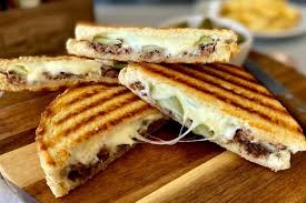 Baharatlı Peynirli İzli Tost